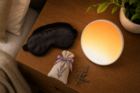 Kit sommeil — réveil lumineux, masque en soie, ambiance premium